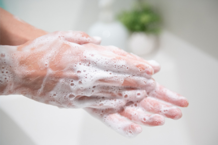 スタッフ・入居者の方の手洗い、うがいなどの除菌